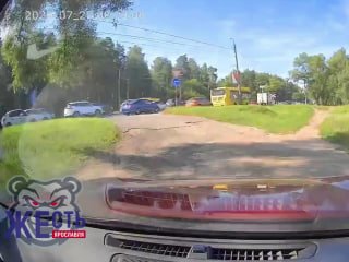 Скандал на дороге: водитель обвиняет автора видео в создании пробки