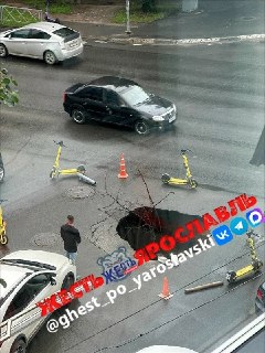 Ярославец спас свою иномарку из провала на дороге благодаря прохожим