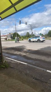 Сотрудники ДПС помогли бабушке перейти дорогу в Переславле