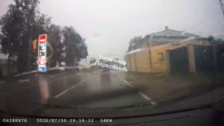 Молния поразила рядом с движущимся автомобилем — видео инцидента