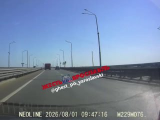 В Ярославле водитель неадекватно подрезал КамАЗ на Юбилейном мосту